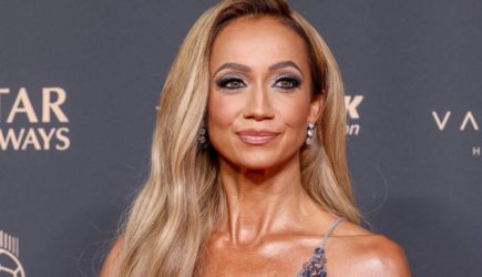 У телеведущей случайно оголилась грудь в прямом эфире