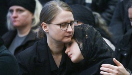 «Я тебя отпускаю»: вдова Романа Попова простилась с мужем