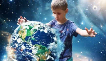 Слепой мальчик, который слышит будущее: тишина придёт в мае – конфликт завершится