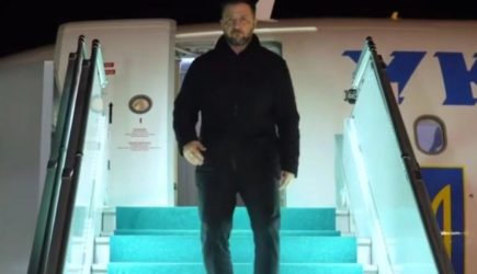 Зеленский прилетел в Анкару и столкнулся у трапа с Умеровым