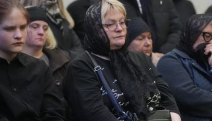 Мама Романа Попова произнесла речь у гроба сына