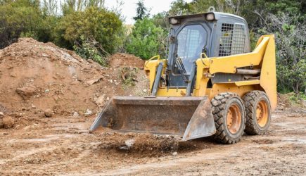 Мужчина угнал 24-тонный бульдозер и устроил ночной погром в городе