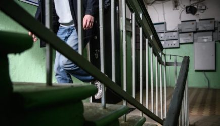 «Страшно, очень страшно»: Жители Москвы в панике из-за находок в подъездах. Всё началось после взрыва 10-рублёвой купюры