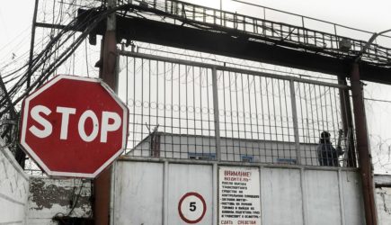 Грузовик с оружием перехватили на въезде в российскую колонию. Несколько лет назад там произошел бунт