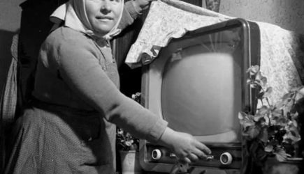 Зачем советские люди закрывали экран телевизора тканью?