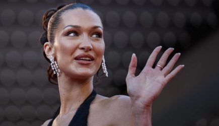 Белла Хадид снялась с обнаженной грудью для рекламы бренда