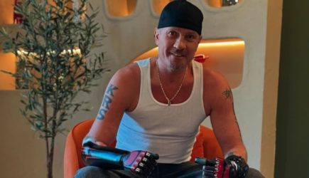 Роман Костомаров вывез жену и детей из России