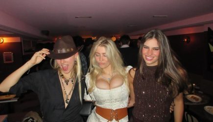 Дочь Клаудии Шиффер отметила 21-летие в платье с экстремальным декольте