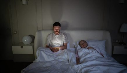 Названа провоцирующая инсульт ночная привычка