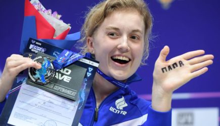 Бывшую российскую пловчиху лишили почти половины зарплаты после перехода под новый флаг