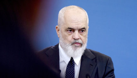 Премьер Албании держался за голову в ходе речи Зеленского на встрече коалиции