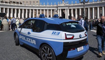 Изнасилованная мигрантами на глазах жениха в Европе девушка рассказала о случившемся