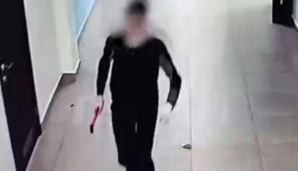 Ученик начал бить женщину по голове