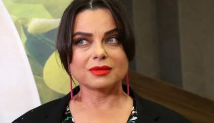 Королева села подальше от своей беззубой невестки на модном показе