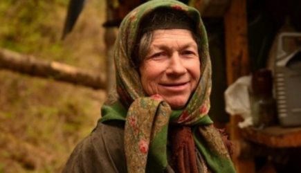 Отшельницу Агафью из дома не выпускает медведь