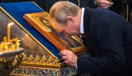 На снимках из Коневского монастыря рядом с Путиным женщина