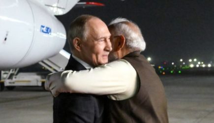 Песков назвал неожиданным решение Моди встретить Путина у трапа