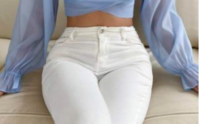 Девушка, сидящая в такой позе, сразу выдает, что она…