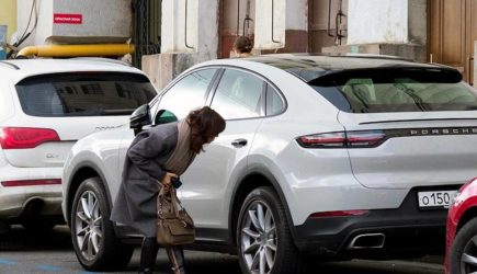 «Превратились в кирпичи». Сотни автомобилей Porsche в России перестали заводиться