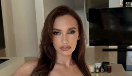 Серябкина похвасталась в Дубае великолепной фигурой в кружевном бикини: фото