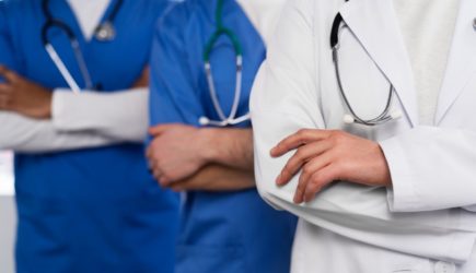 Опаснее 100 сигарет и в 5 раз повышает риск рака: врачи бьют тревогу из-за этой привычки