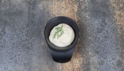 Вечный спор в салате: что лучше &ndash; майонез или сметана? Отвечают врачи