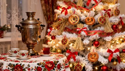 Гжель, бублики и золото: как нарядить елку в самом модном стиле этого сезона
