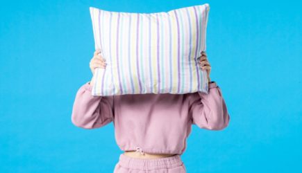 Врачи назвали опасную позу во сне: многие так спят