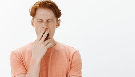 Кислый, соленый или с горечью? Стоматолог рассказала, о чем кричит ваш неприятный запах изо рта по утрам