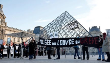 В Париже решили закрыть Лувр