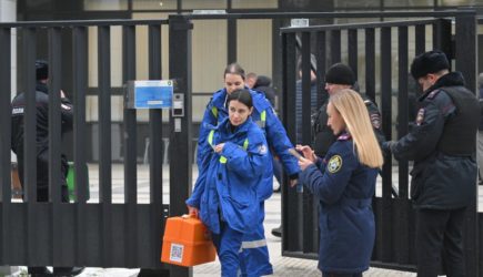 Раненному подростком в школе в Одинцово охраннику оказывают медпомощь