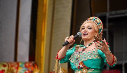 Кадышева пустилась в слезы на новогодних съемках на Первом канале