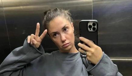 Пышная грудь Муцениеце вывалилась из тесного топа – откровенное фото