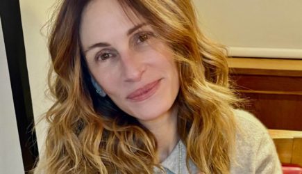 58-летняя Джулия Робертс опубликовала селфи без макияжа