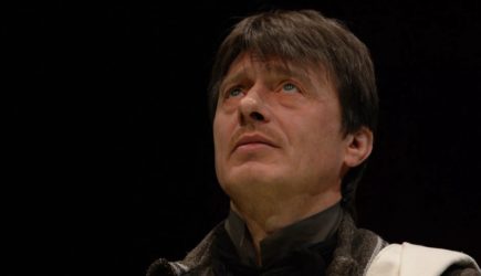 С Лобоцким пришли попрощаться родные и поклонники. В Москве началась церемония прощания