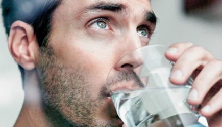 Мужчина пил горячую воду по утрам 40 дней — итог оказался неожиданным