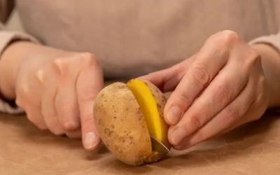 Вот зачем нужно натирать подмышки картошкой: лишь единицы знают