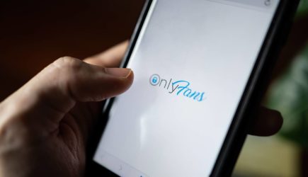 Мужчина не узнал собственную дочь и несколько месяцев смотрел порно с ее участием