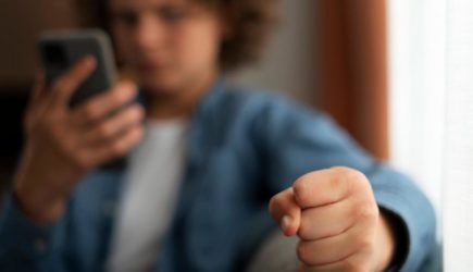 Врач-психиатр рассказала, почему человек глупеет от скроллинга в соцсетях