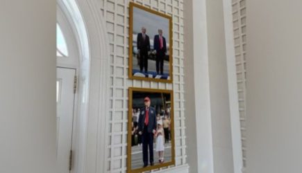 Трамп повесил в Белом доме фото с Путиным с Анкориджа