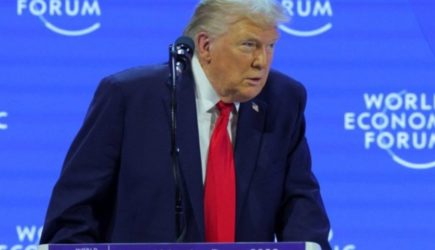 Стоять по стойке «смирно»: лавина по имени Трамп накрыла ЕС в Давосе