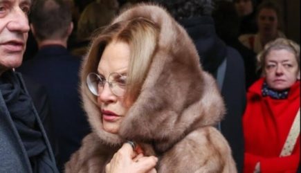 Максакова рухнула на колени у гроба Чиповской: шок на прощании