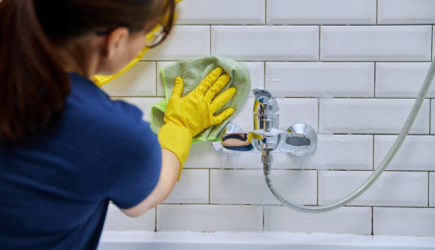 Черные швы в ванной исчезают без щеток и дорогой химии &mdash; аптечное средство возвращает плитке аккуратный вид