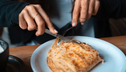 Врач призвала россиян ограничить потребление блинов с беконом и майонезом