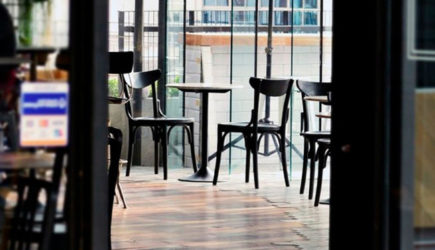 Терпят крах: в России массово закрываются кафе и службы доставки