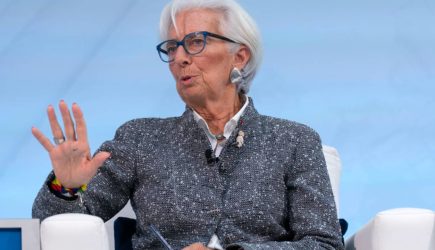 Лагард покинула зал во время речи министра США в Давосе