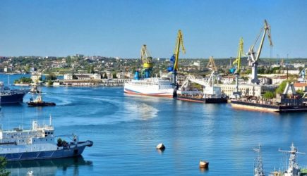 Морской пассажирский транспорт в Севастополе остановлен, а Крымский мост перекрыт