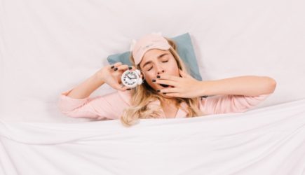 «Такой сон приводит к слабоумию»: эксперты предупредили о скрытой опасности привычки отсыпаться в выходные