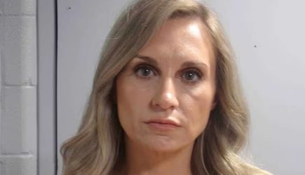 Мэр города занялась сексом с 16-летним подростком на глазах у своих детей