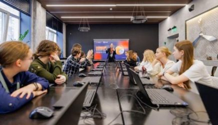 Стала известна средняя зарплата учителей и врачей в России